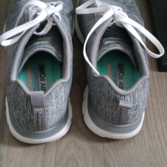 Comfy Skechers gym shoes - Picture 2 of 4